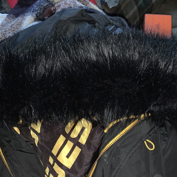 Guess winter fur coat size medium - Picture 4 of 4